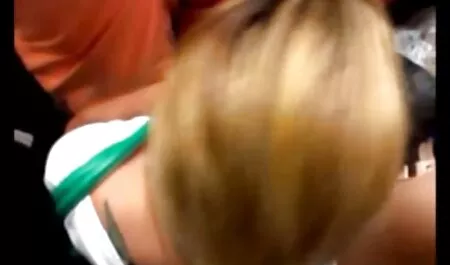 Questo ragazzo tre mamme tettone porche ragazze nel cortile di casa lì.