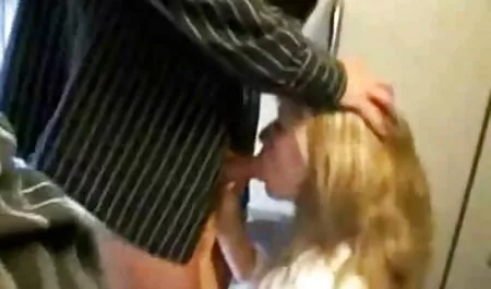 Il ragazzo scosse la sua ragazza Holly e aveva sesso sulla macchina fotografica. video signore porche