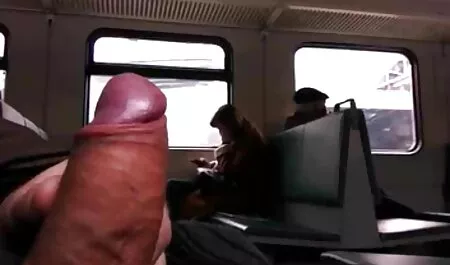 Un uomo, una persona che prima fa pipì vecchie porche tube su una capra, la ama in cucina.
